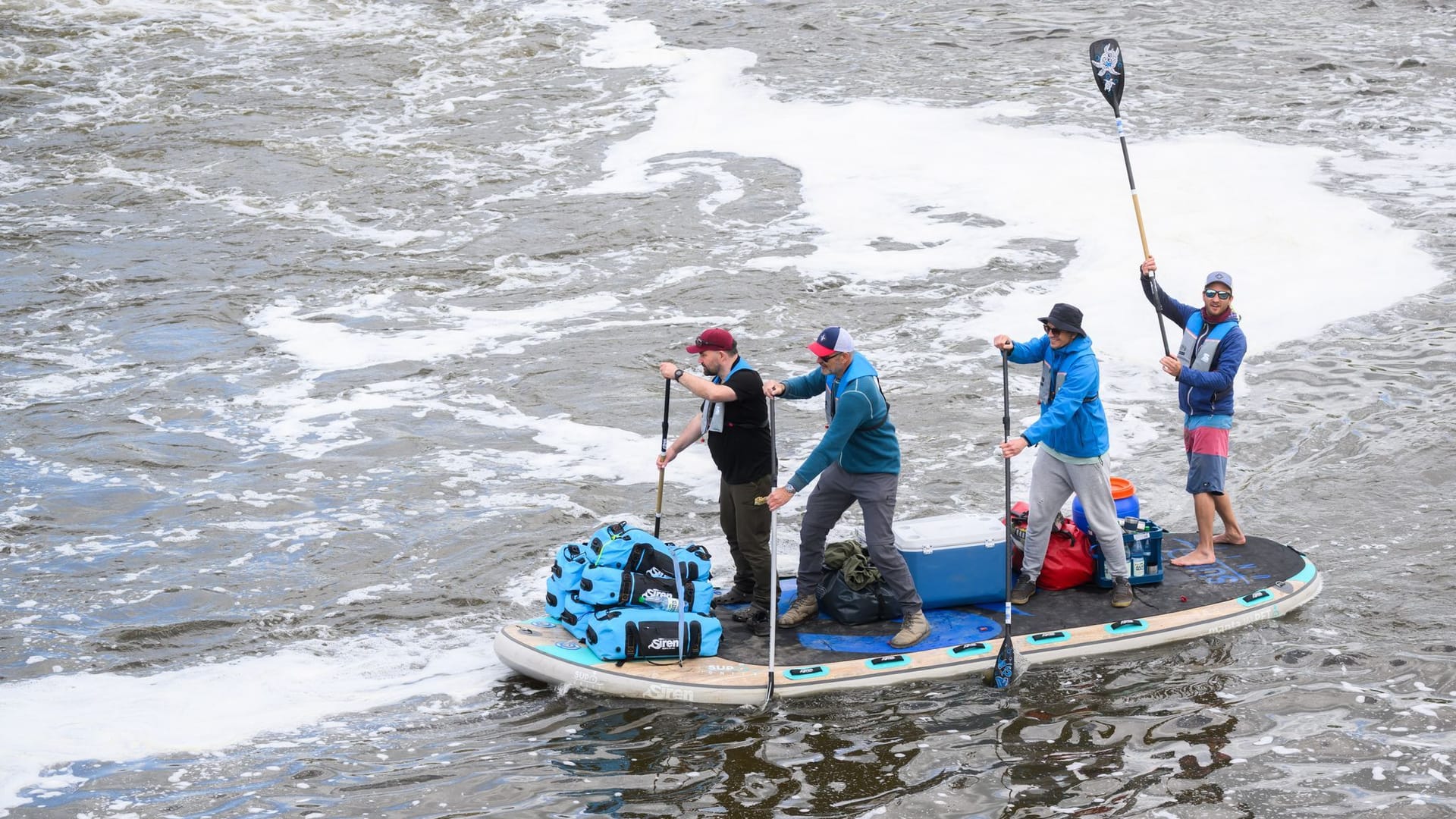 Eine Gruppe Stand-Up-Paddler aus Niedersachsen fährt über die Weser: Die Männer sind am Mittwoch in Hannoversch-Münden gestartet und wollen bis nach Bremerhaven fahren. Eine Gruppe Stand-Up-Paddler aus Niedersachsen fährt über die Weser: Die Männer sind am Mittwoch in Hannoversch-Münden gestartet und wollen bis nach Bremerhaven fahren.