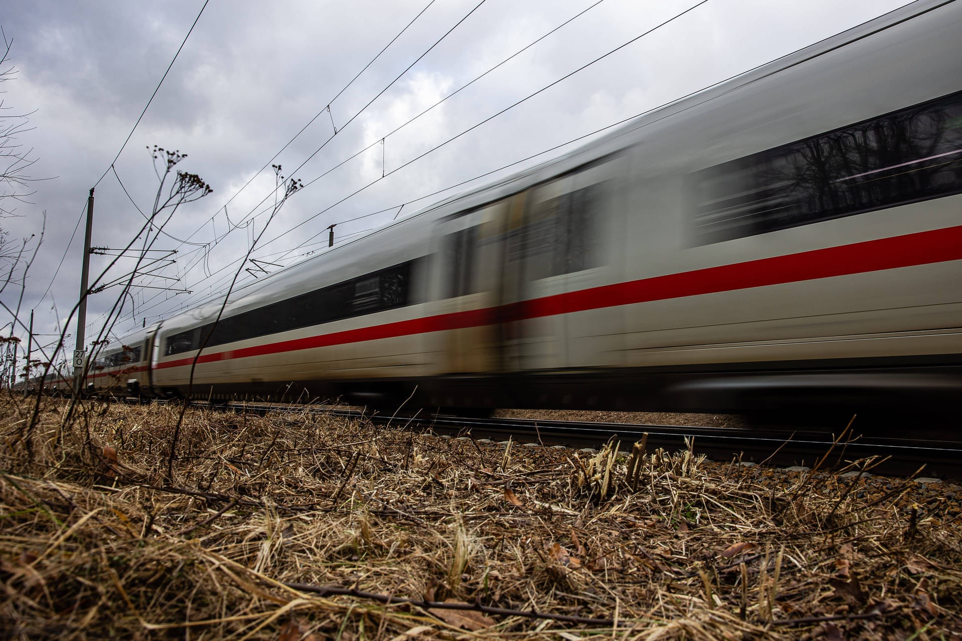 Ein ICE der Deutschen Bahn (Symbolbild). Ein Streckenabschnitt zwischen Berlin und Hannover ist nicht befahrbar.