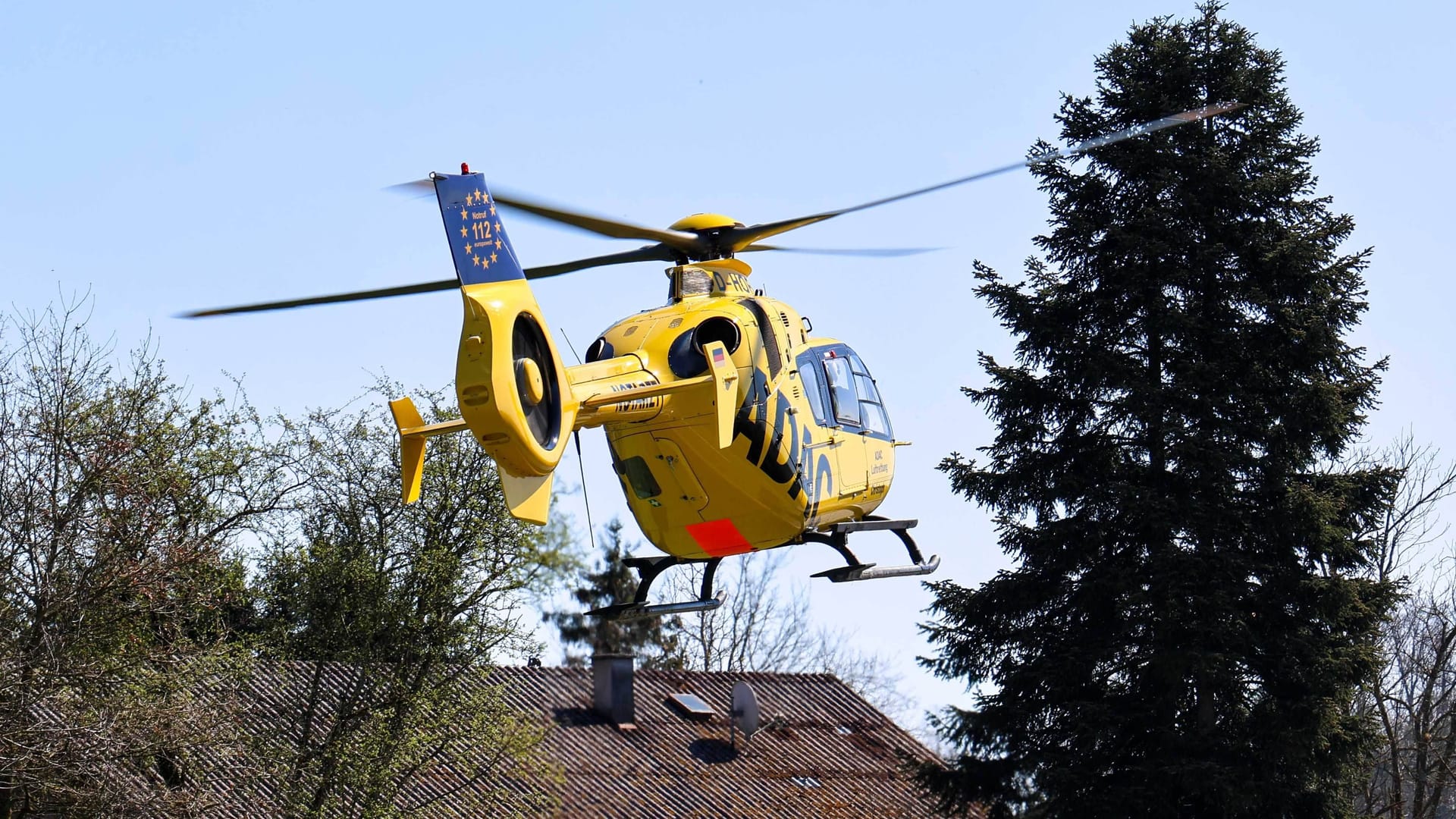 Ein Rettungshubschrauber in Österreich (Symbolbild): Einer der schwer verletzten Männer wurde in eine Klinik geflogen.