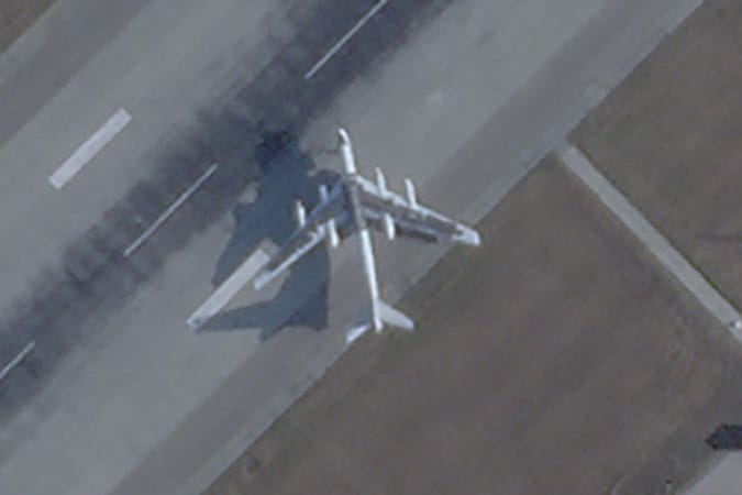 Ein russisches Flugzeug mit Reifen (Archivbild): Sie dienen offenbar dem Schutz vor Angriffen.