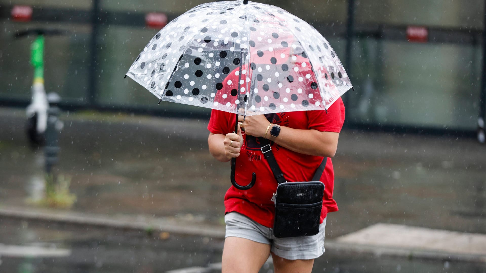 Person läuft mit Regenschirm durch die Stadt (Symbolbild): Für die zweite Wochenhälfte wird erneut mit Unwetter gerechnet. Person läuft mit Regenschirm durch die Stadt (Symbolbild): Für die zweite Wochenhälfte wird erneut mit Unwetter gerechnet.