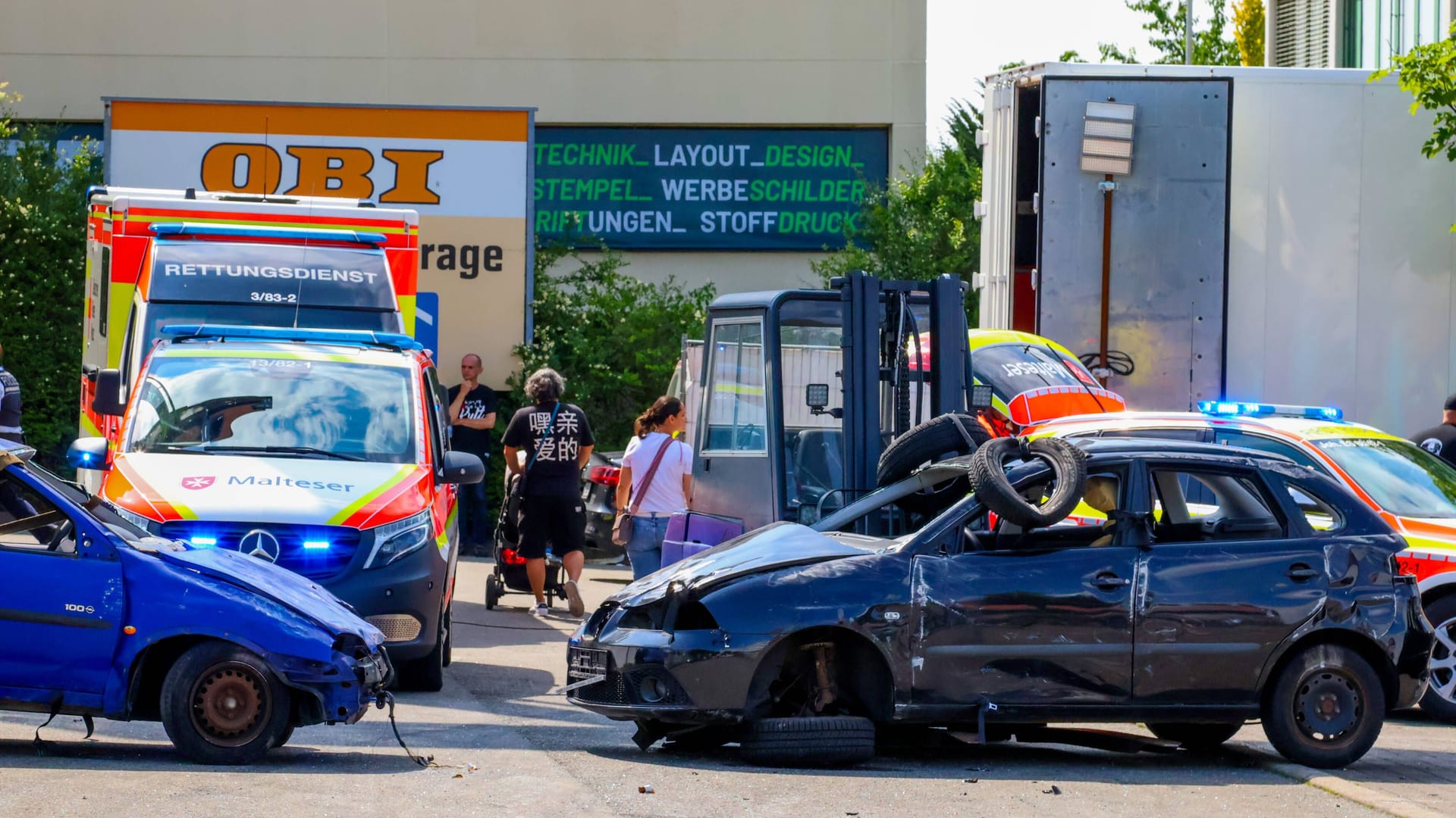 Der Unfallwagen bei der Stuntshow: Mehrere Menschen sind verletzt worden, auch Kinder.