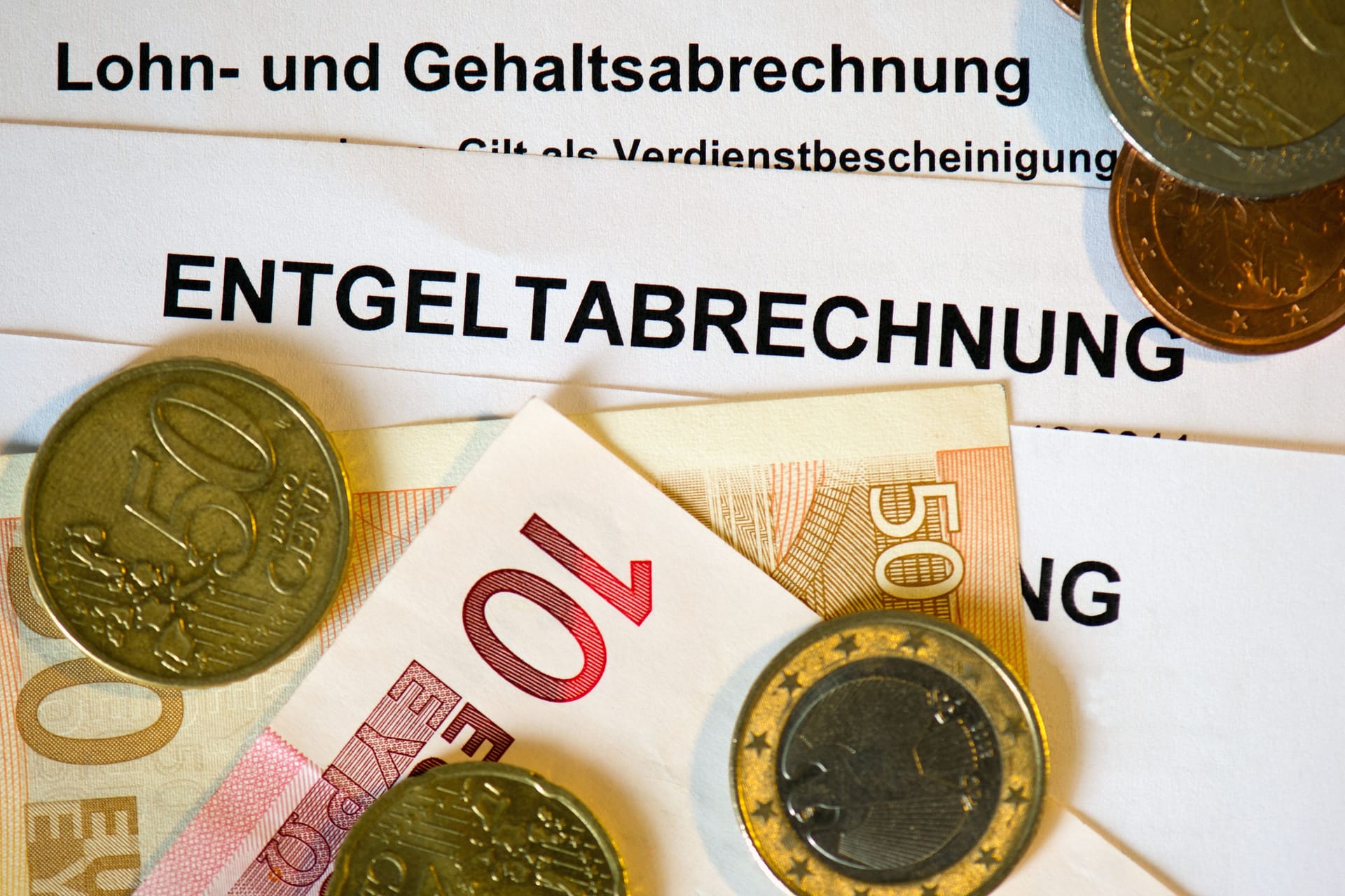 Lohn- und Gehaltsabrechnungen: Der Mindestlohn wird bis 2027 in zwei Stufen angehoben. Lohn- und Gehaltsabrechnungen: Der Mindestlohn wird bis 2027 in zwei Stufen angehoben.