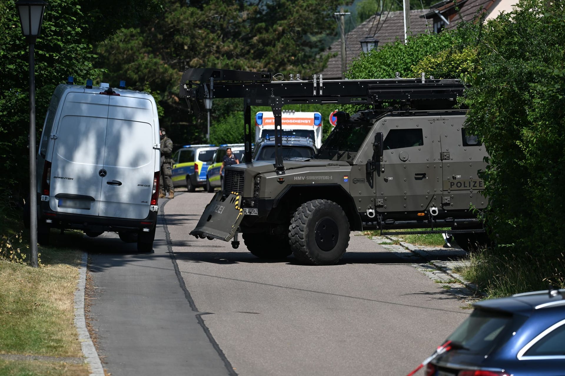Ein Spezial-Fahrzeug der Polizei steht am Einsatzort in Rosengarten.